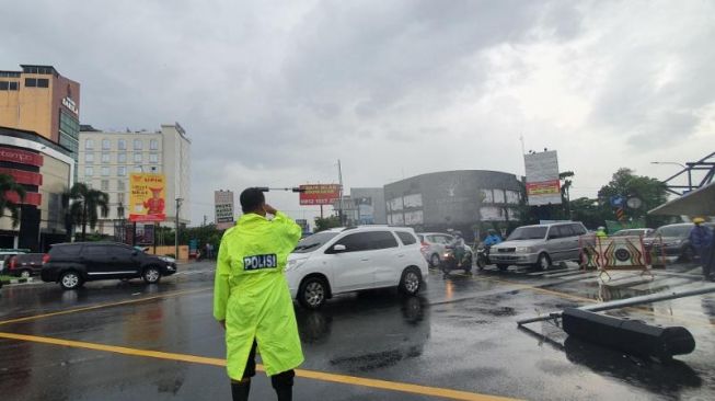 Baliho Ambruk di Simpang Empat Gejayan, Lalu Lintas Terganggu