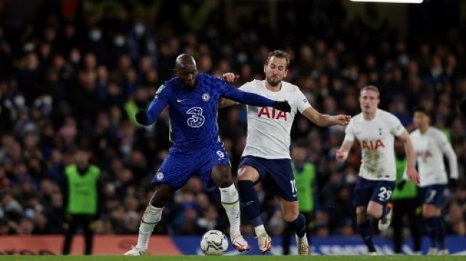 Striker Chelsea Belgia Romelu Lukaku (kiri) dan striker Inggris Tottenham Hotspur Harry Kane memperebutkan bola saat laga semi final Piala Liga Inggris antara Chelsea dan Tottenham Hotspur di Stamford Bridge, di London pada 05 Januari 2022. Adrian DENNIS / AFP