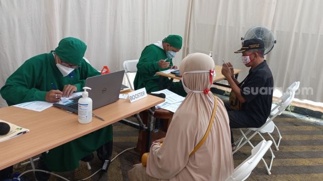 Begini Suasana Pemberian Vaksin Booster kepada 150 Lansia di Kramat Jati
