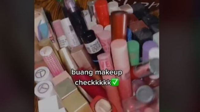 Viral Wanita Buang Makeup Kedaluwarsa Bikin Ikut Nyesek, Warganet Beri Saran Ini