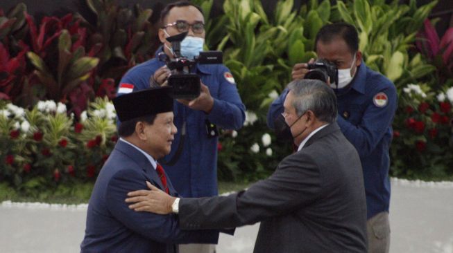 Mantan Presiden Indonesia ke-6 Susilo Bambang Yudhoyono (kanan) berbincang dengan Menteri Pertahanan Prabowo Subianto (kiri) saat prosesi Pengukuhan Guru Besar Mantan Menteri Kesehatan Prof. Dr. dr. Terawan Agus Putranto, Sp.Rad (K) di Aula Merah Putih, Universitas Pertahanan, Sentul, Kabupaten Bogor, Jawa Barat, Rabu (12/1/2022). ANTARA FOTO/Yulius Satria Wijaya
