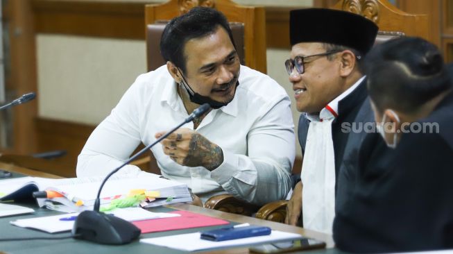 Musisi I Gede Ari Astina atau Jerinx SID saat menjalani sidang kasus pengancaman di Pengadilan Negeri Jakarta Pusat, Rabu (12/1/2022). [Suara.com/Alfian Winanto]