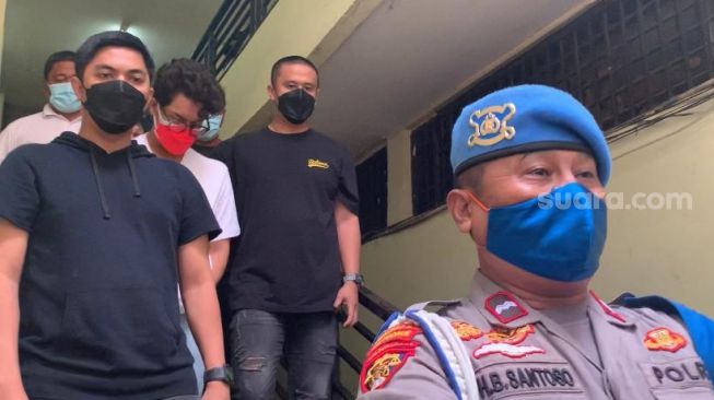 Penampakan Ardhito Pramono usai Ditangkap kasus narkoba di Polres Metro Jakarta Barat. [Suara,com/Yuliani]