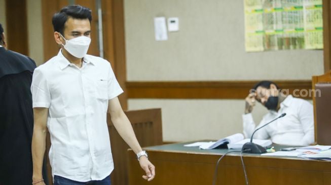 Adam Deni saat menjadi saksi sidang kasus pengancaman dengan terdakwa Musisi I Gede Ari Astina atau Jerinx SID di Pengadilan Negeri Jakarta Pusat, Rabu (12/1/2022). [Suara.com/Alfian Winanto]