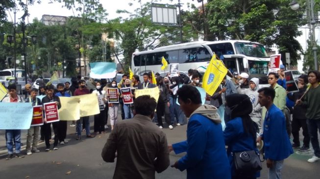 Kecam Penggusuran  Paksa pada Warga Anyer Dalam, Mahasiswa Geruduk Balai Kota Bandung