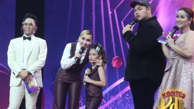 Ayu Ting Ting dan Bilqis. [Instagram/officialmnctv]