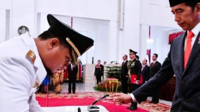 Viral Foto Andi Sudirman Sulaiman Dilantik Presiden Jokowi, Netizen Kecele