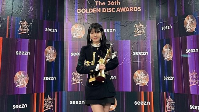 Penampilan IU di Golden Disc Awards. [Instagram/dlwlrma]