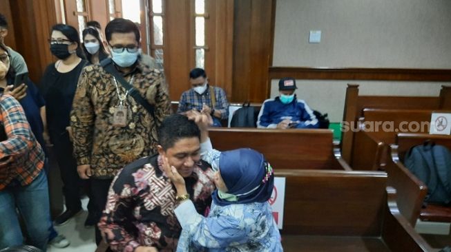 Nangis Dipeluk Nenek di Ruang Sidang, AKP Robin Pasrah Hadapi Vonis Hakim: Saya Terima Saja