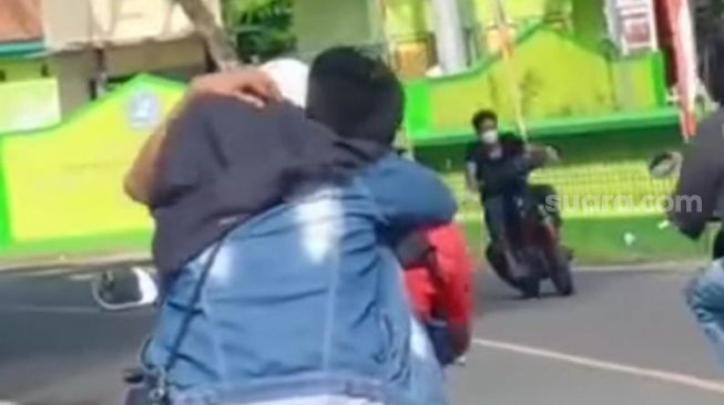 Viral Pasangan Kekasih di Bulukumba Berciuman Sambil Melaju di Jalan Raya