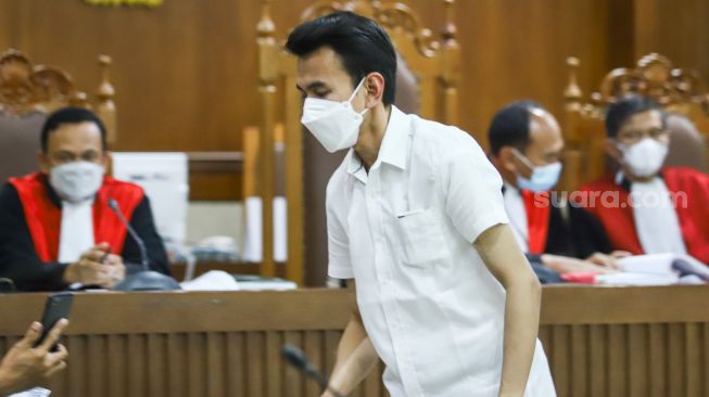 Adam Deni saat menjadi saksi sidang kasus pengancaman dengan terdakwa Musisi I Gede Ari Astina atau Jerinx SID di Pengadilan Negeri Jakarta Pusat, Rabu (12/1/2022). [Suara.com/Alfian Winanto]