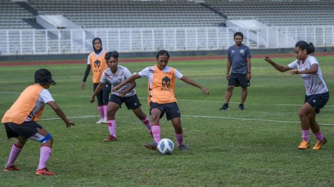 Sejumlah pesepak bola Timnas Putri Indonesia berlatih pada pemusatan latihan di Stadion Madya, kompleks Stadion Utama Gelora Bung Karno (SUGBK), Senayan, Jakarta, Jumat (7/1/2022). Pemusatan latihan tersebut sebagai persiapan untuk Piala Asia Wanita 2022 yang akan diadakan di Mumbai dan Pune, India pada 20 Januari sampai 6 Februari 2022. ANTARA FOTO/Galih Pradipta/wsj.
