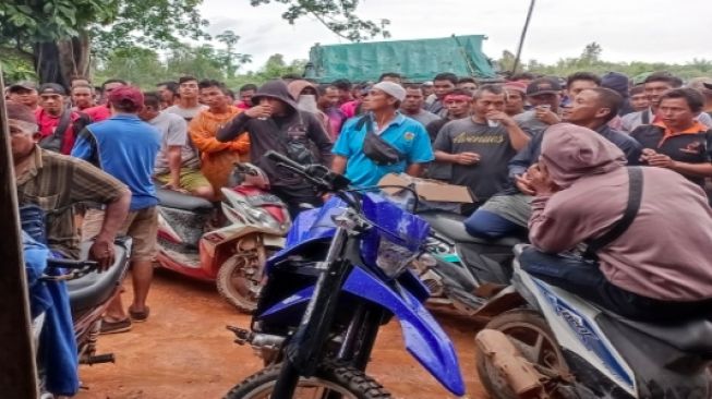 Buntut Kisruh Harga Jual Timah, Warga Desa Penyak Bakar Pos PT MSP