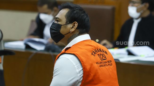 Musisi I Gede Ari Astina tau Jerinx SID saat akan menjalani sidang kasus pengancaman di Pengadilan Negeri Jakarta Pusat, Rabu (12/1/2022). [Suara.com/Alfian Winanto]