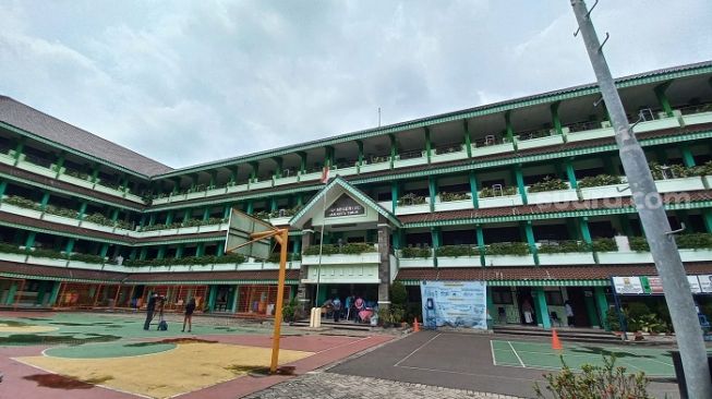 Penampakan gedung SMP Negeri 252 Pondok Kelapa Jakarta Timur. PTM di sekolah itu ditiadakan karena satu siswa positif Covid-19. (Suara.com/Yaumal)