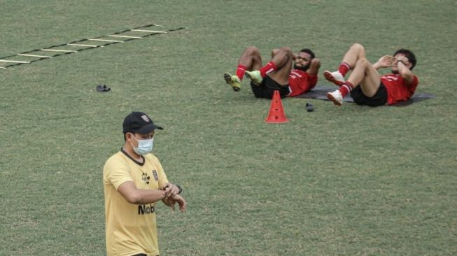 Pelatih Fisik Bali United Yogie Nugraha memimpin latihan fisik pemain (HO/Baliutd.com)