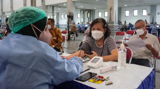 Petugas kesehatan calon penerima vaksin booster COVID-19 di Jogja Expo Center, Bantul, DI Yogyakarta, Kamis (13/1/2022).  ANTARA FOTO / Hendra Nurdiyansya
