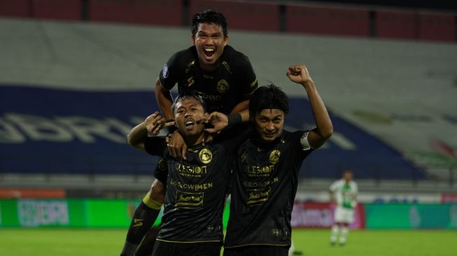 Penyerang Arema FC KH Yudo merayakan gol bersama rekan setimnya pada pekan 19 Liga 1 melawan PSS Sleman di Stadion Kapten I Wayan Dipta, Gianyar Bali, Kamis (13/1/2022). [Arema FC]