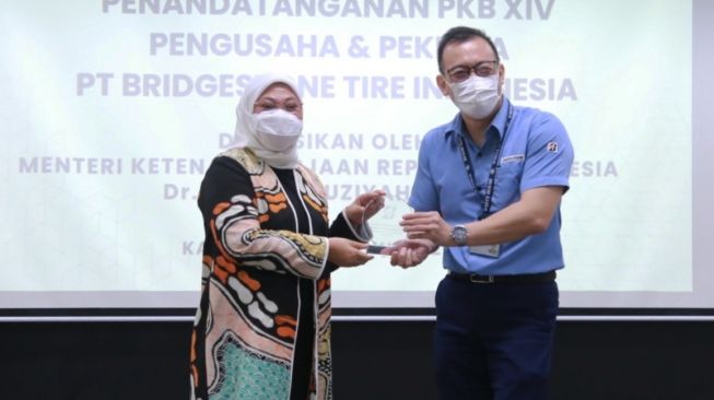 Menaker, Ida Fauziyah dan Presiden Direktur PT Bridgestone Tire Indonesia, Mukiat Sutikno. (Dok: Kemnaker)