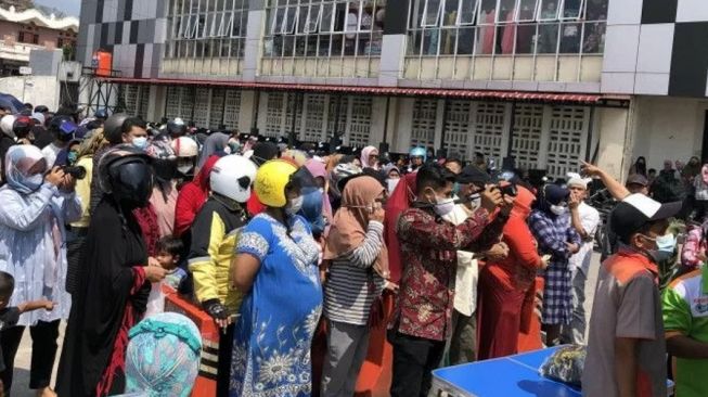 Ratusan Masyarakat Rela Antri Beli Minyak Goreng Bersubsidi di Pasar Padang Panjang