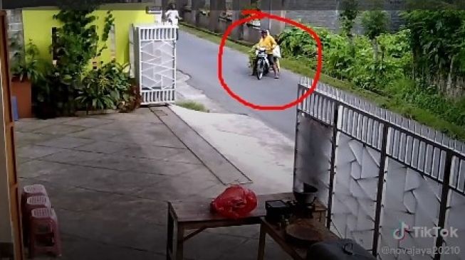 Jatuh Tersungkur Akibat Kecelakaan di Jalan, Pemuda Ini Justru Lakukan Hal Tak Terduga