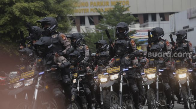 Iring-iringan anggota polisi menyapa para tamu undangan usai mengikuti upacara peresmian tim Perintis Presisi Polda Metro Jaya di Lapangan Presisi Polda Metro Jaya, Jakarta, Kamis (13/1/2022). [Suara.com/Angga Budhiyanto]