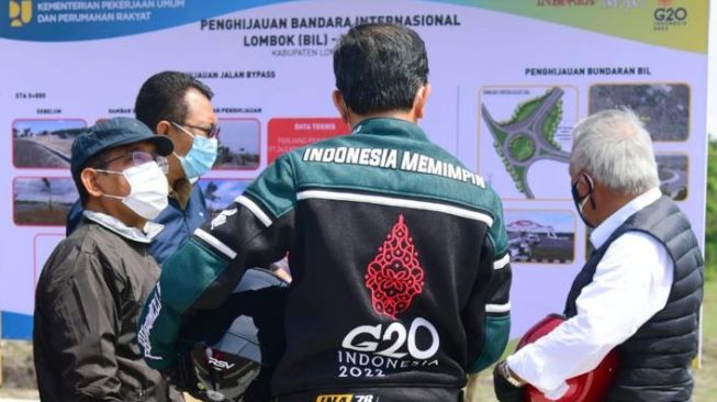 Presiden Joko Widodo (Jokowi) mengenakan jaket custom buatan dalam negeri bermerek Rabbit and Wheels saat melakukan kunjungan kerja ke NTB, Kamis (13/1/2022). (Foto BPMI Sekretariat Presiden)