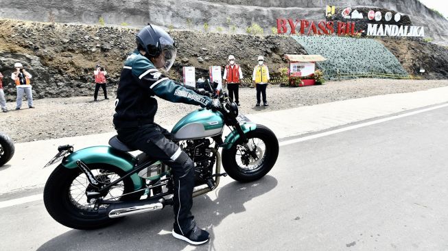 Presiden Joko Widodo mengendarai sepeda motor Kawasaki W175 custom saat melaksanakan kunjungan kerja di Kawasan Ekonomi Khusus (KEK) Mandalika, Desa Kuta, Kecamatan Pujut, Kabupaten Lombok Tengah, Kamis (13/1/2022). ANTARA FOTO