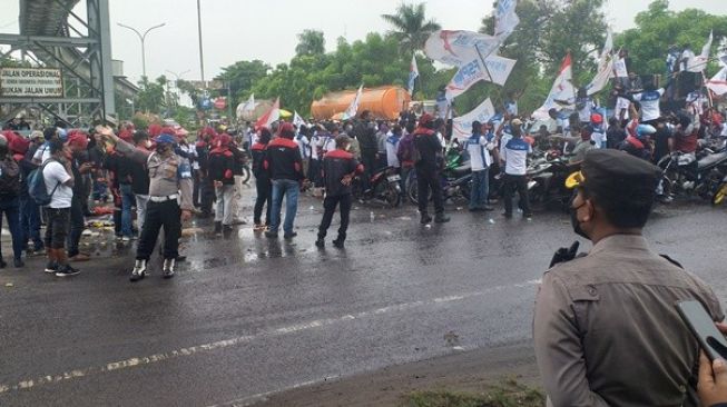 298 Buruh Kontrak dengan IKSG Tuban Kecuali 13 Orang