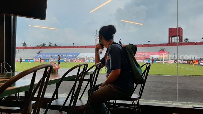 Asiknya menonton pertandingan BRI Liga 1 2021/2022 dari Cafe di Stadion Kapten I Wayan Dipta, Bali (Suara.com/Adie Prasetyo Nugraha).