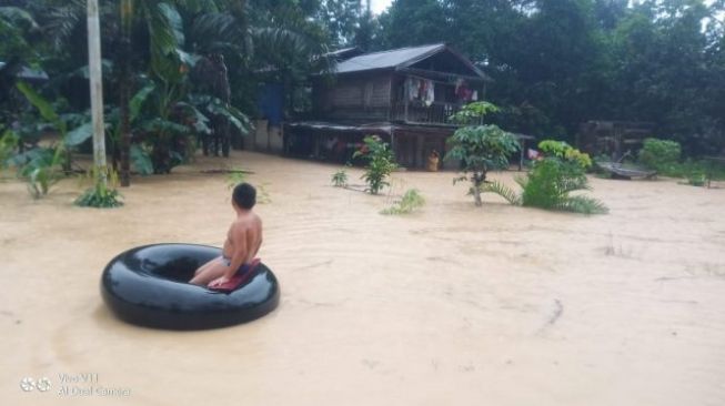 Kondisi banjir yang merendam lima dusun di Kecamatan Sajingan Besar, Kabupaten Sambas, Kalimantan Barat, Kamis (13/1/2022). (Istimewa)