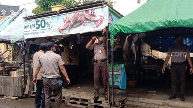 Masih Nekat Jualan di Pasar Darurat, Petugas Bongkar Paksa Lapak Pedagang Pasar Legi