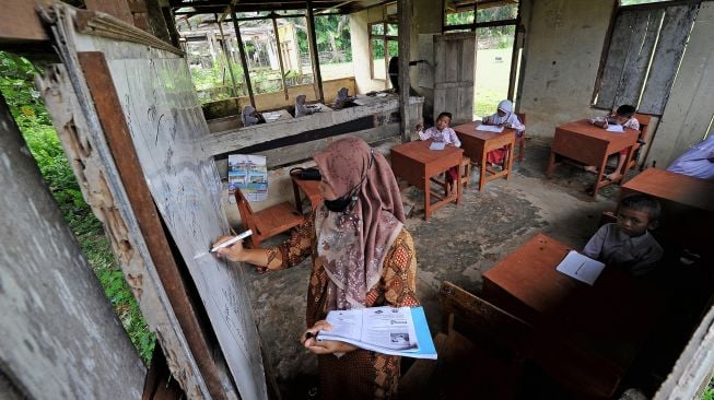 Pelajar kelas II SDN 217 Pamenang mengikuti kegiatan belajar mengajar di ruang kelas bekas bangunan perumahan guru di Dusun Tuo, Pamenang, Merangin, Jambi, Kamis (13/1/2022).  ANTARA FOTO/Wahdi Septiawan