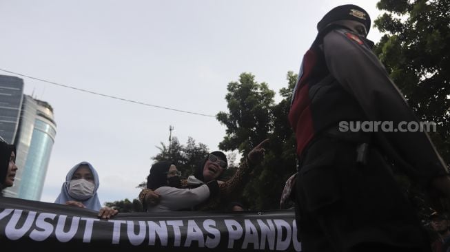 Massa yang tergabung dalam Aliansi Rakyat Menggugat (ARM) melakukan aksi unjuk rasa di sekitar Gedung Komisi Pemberantasan Korupsi (KPK), Jakarta, Kamis (13/1/2022). [Suara.com/Angga Budhiyanto]