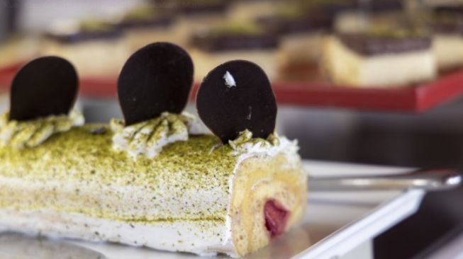 Praktis dan Mewah ala Bakery, Begini Cara Membuat Swiss Roll Cake yang Enak