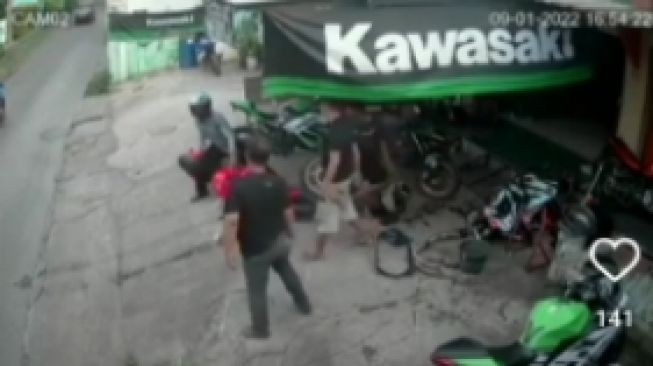 Viral Motor Terseret Hingga Masuk Bengkel, Netizen: Rejeki Memang dak Ke mana