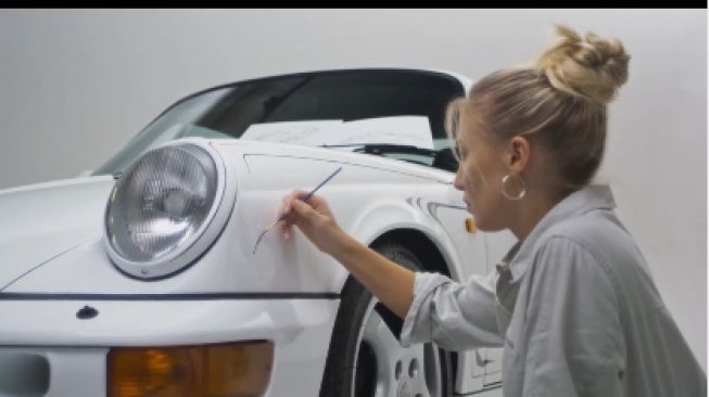 Wanita cantik membuat goresan tinta di bodi mobil mewah Porsche (Instagram)