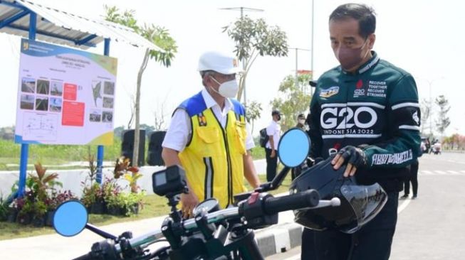 Presiden Joko Widodo (Jokowi) mengenakan jaket custom buatan dalam negeri bermerek Rabbit and Wheels saat melakukan kunjungan kerja ke NTB, Kamis (13/1/2022). (Foto BPMI Sekretariat Presiden)