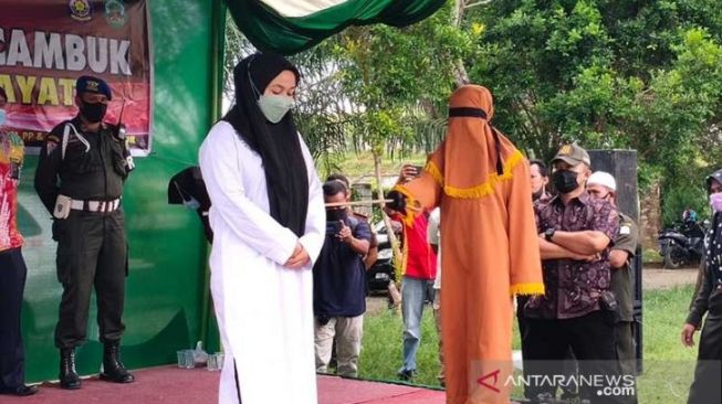 Eks Pejabat Aceh Timur Dihukum Cambuk 15 Kali, Pasangannya 100 Kali, Ini Kasusnya