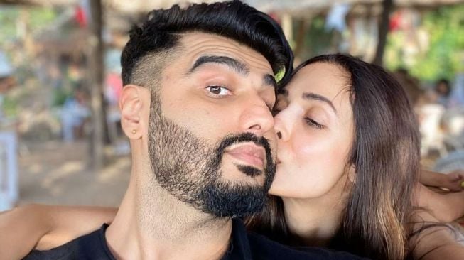 Gaya Pacaran Arjun Kapoor dan Malaika Arora.  (Instagram/@malaikaaroraofficial)