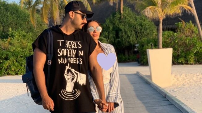 Gaya Pacaran Arjun Kapoor dan Malaika Arora. (Instagram/@malaikaaroraofficial)