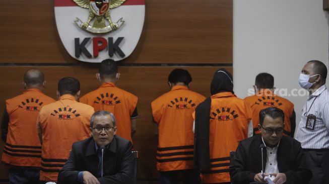 Wakil Ketua KPK Alexander Marwata (ketiga kiri) memberikan keterangan pers penahanan Bupati Penajam Paser Utara Abdul Gafur Mas'ud di Gedung Merah Putih KPK, Jakarta, Kamis (13/1/2021) malam. [Suara.com/Angga Budhiyanto]