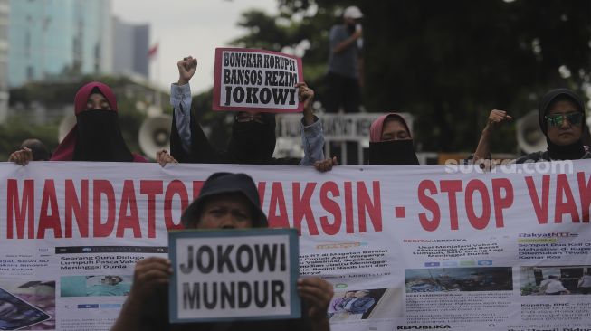 Massa yang tergabung dalam Aliansi Rakyat Menggugat (ARM) membawa spanduk dan poster saat melakukan aksi unjuk rasa di sekitar Gedung Komisi Pemberantasan Korupsi (KPK), Jakarta, Kamis (13/1/2022). [Suara.com/Angga Budhiyanto]