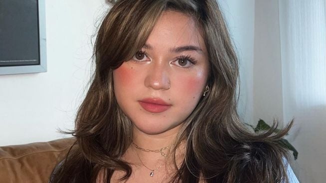 4 Cara Pakai Lipstik ala Beauty Vlogger Sarah Ayu, Blurred hingga Overlined