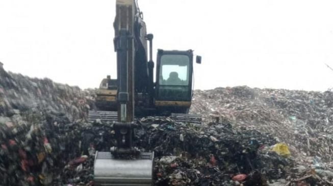 TPA Mandung Tabanan Kembali Tutup Karena Eskavator Rusak, Sampah Meluber