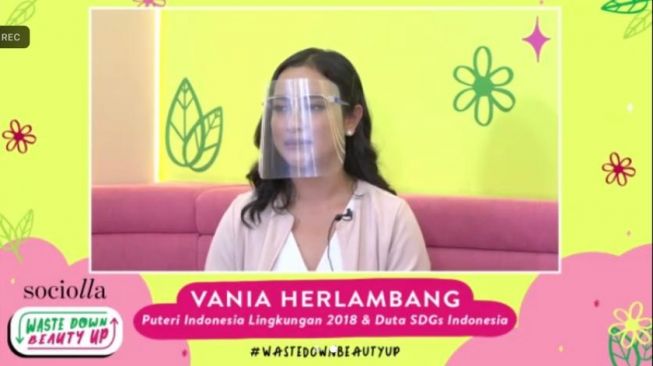 Vania Herlambang, Putri Indonesia Lingkungan 2018 dalam Konferensi Pers Virtual Sociolla untuk kampanye Waste Down Beauty Up, Kamis (13/1/2022)
