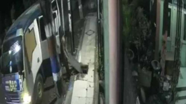Viral Rekaman CCTV Maling Pakai Angkot Curi Penutup Got Milik Pemkab Probolinggo
