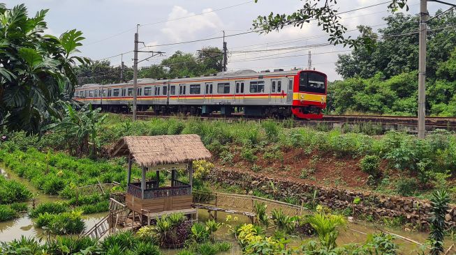 Rangkaian KRL Commuter Line melintas di Jombang, Ciputat Tangerang Selatan, Banten, Kamis (13/1/2022). ANTARA FOTO/Muhammad Iqbal