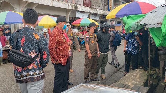 Tak Ingin Kota Terlihat Kumuh, Bupati Bengkayang Sebastianus Darwis Kembali Meninjau Aktifitas Pedagang di Pasar