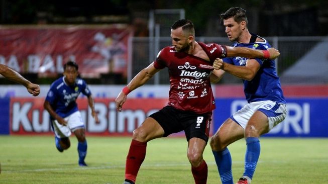 Suasana laga BRI Liga 1 antara Persib Bandung vs Bali United di Stadion Ngurah Rai, Denpasar, Bali, Kamis (13/1/2022) malam WIB. [ANTARA FOTO/Fikri Yusuf]